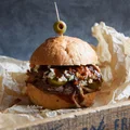 Pulled Pork Burger z surówką Coleslaw i sosem BBQ