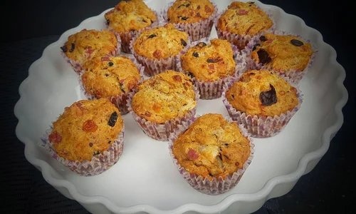 Wytrawne muffiny z salami, mozzarellą, oliwkami i suszonymi pomidorami