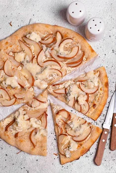 Pizza na zakwasie ze szparagami i cukinią oraz z gruszkami i gorgonzolą