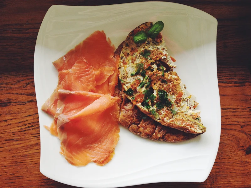Omlet z pomidorami i łososiem