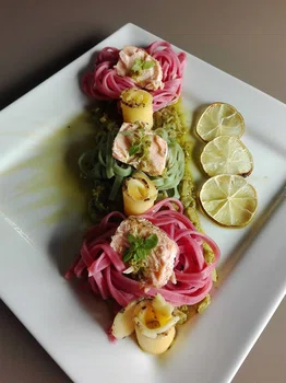 Kolorowy makaron z pieczonym łososiem i bazyliowym pesto