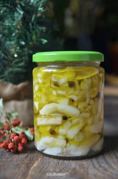 Śledzie w oleju z cebulą