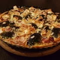 Tarta na francuskim spodzie z brokułem i migdałami