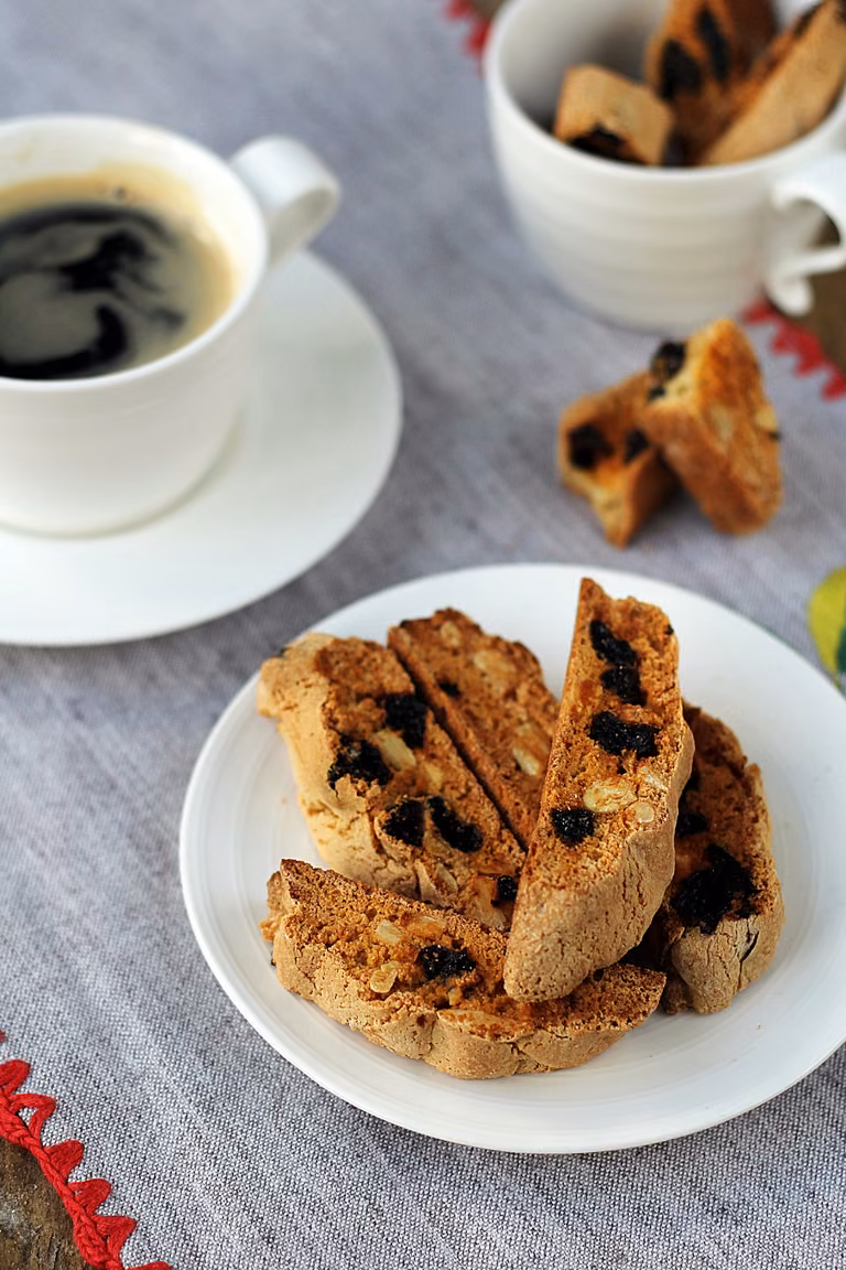 Biscotti z migdałami i suszonymi wiśniami
