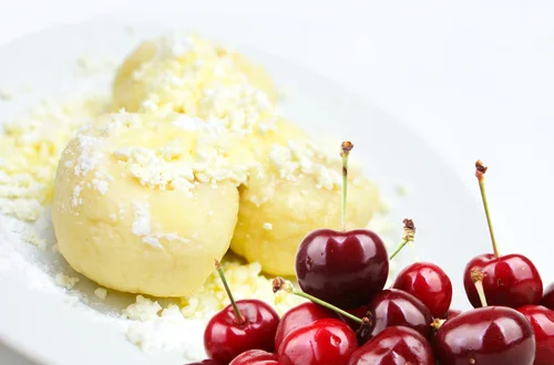 Te knedle staną się hitem letnich obiadów! Dzieci uwielbiają ich słodki smak i miękką konsystencję