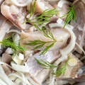 Zaskakująca i prosta "Metoda Paluszka"!  Zobacz, jak długo moczyć śledzie, by miały najlepszy smak!