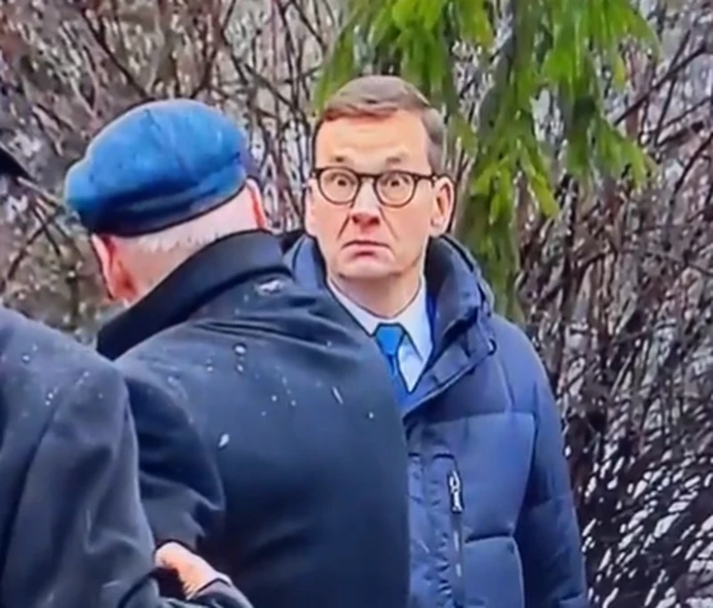 Nietypowe zachowanie Morawieckiego. Macierewicz komentuje, psycholog wyjaśnia