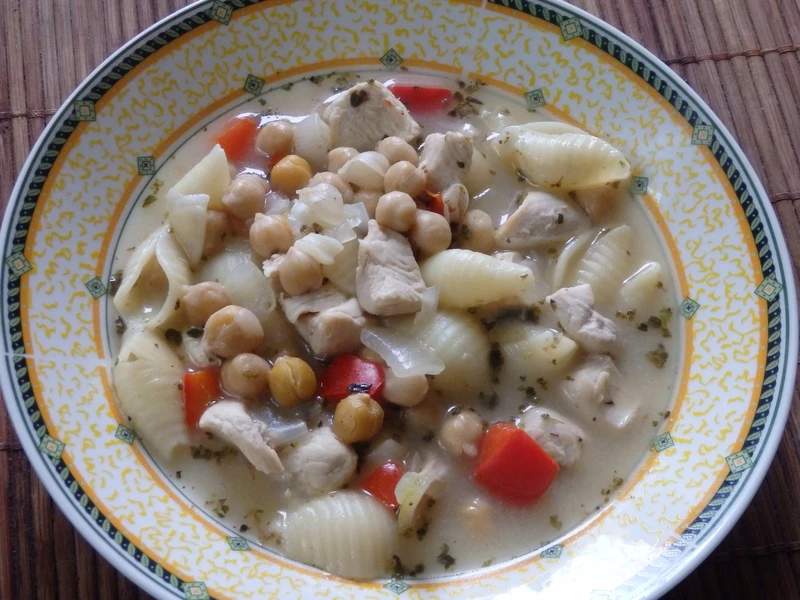 Zupa z kurczakiem i cieciorką
