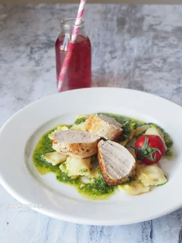 Makaron z pesto i polędwicą