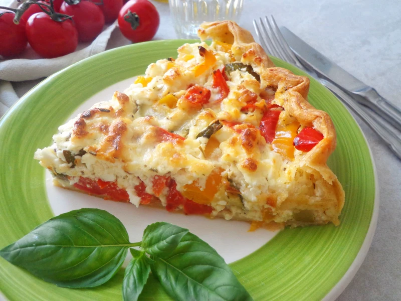 Tarta na francuskim cieście z cukinią, papryką i fetą