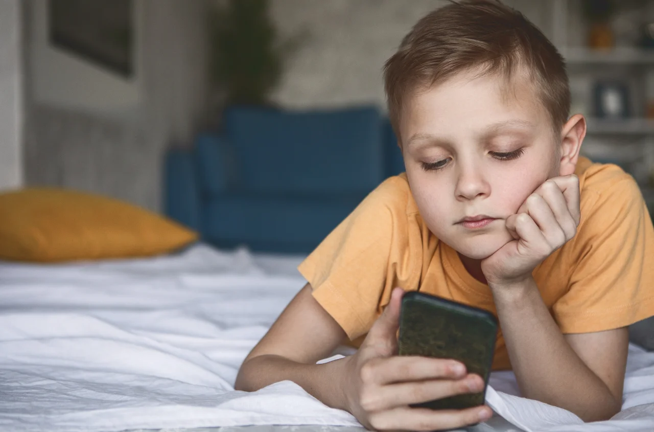 W jakim wieku dać dziecku pierwszy telefon? Sprawdź, co radzą psycholodzy