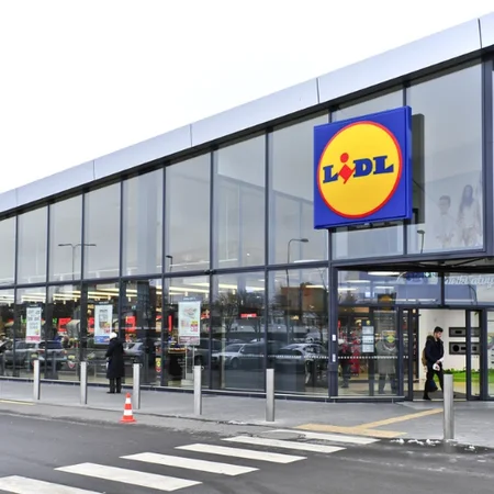 Nowe zasady parkowania pod Lidlem! Biedronka już testuje podobne rozwiązania