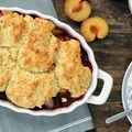 Śliwkowy cobbler, czyli aromatyczne śliwki zapiekane pod ciastem