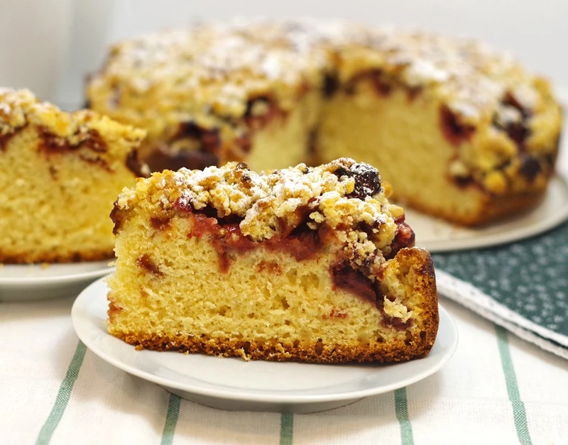 Ciasto jogurtowe z truskawkami i kruszonką