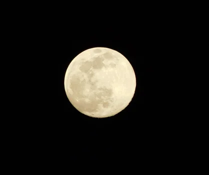 Dziś w nocy będzie można zaobserwować Robaczy Księżyc! Czym jest to zjawisko?