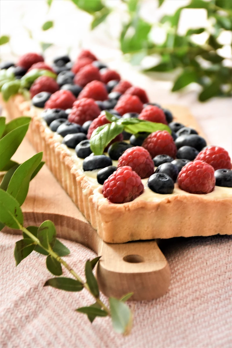 tarta z kremem, borówkami i malinami