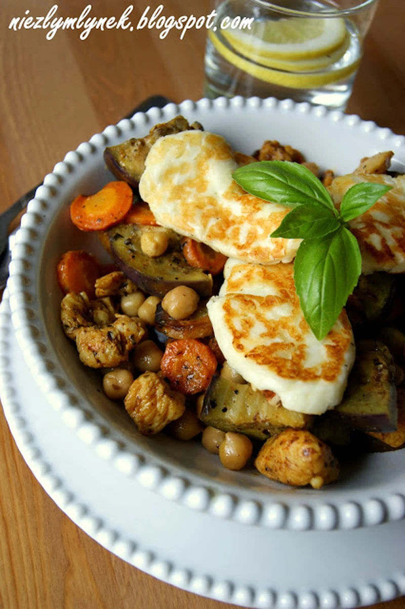 Grillowana sałatka warzywna z kurczakiem i halloumi