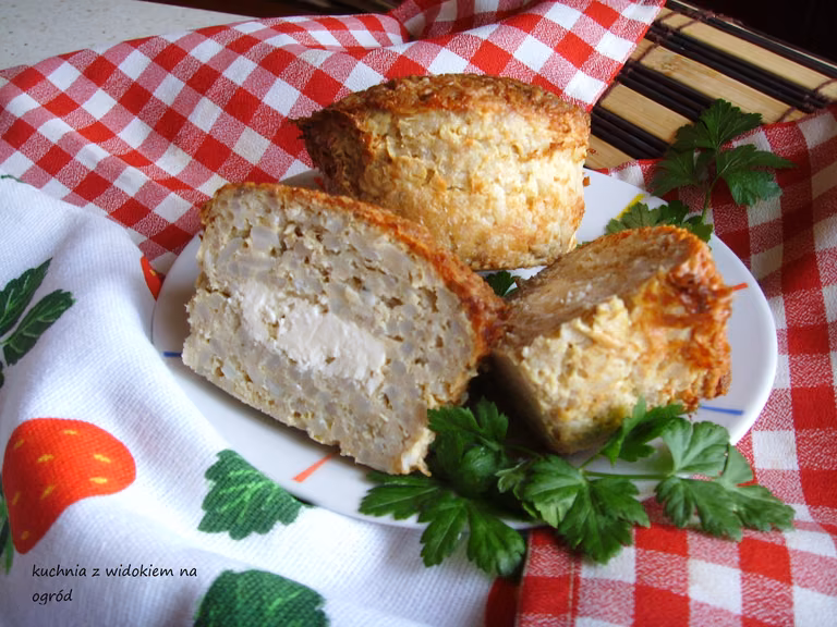 Muffinki mięsno - ryżowe z fetą zapiekane w kokilkach. Fajna przekąska lub obiad.