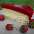 Biszkopt z budyniem i musem truskawkowym