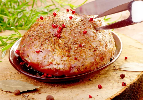 Pieczeń z szynki na Wielkanoc – Co dodać do marynaty, żeby była pełna smaku?