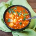 Zupa pomidorowa z ciecierzycą i chorizo