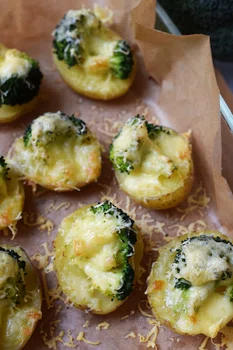 Zapiekane ziemniaczki w mundurkach z brokułami