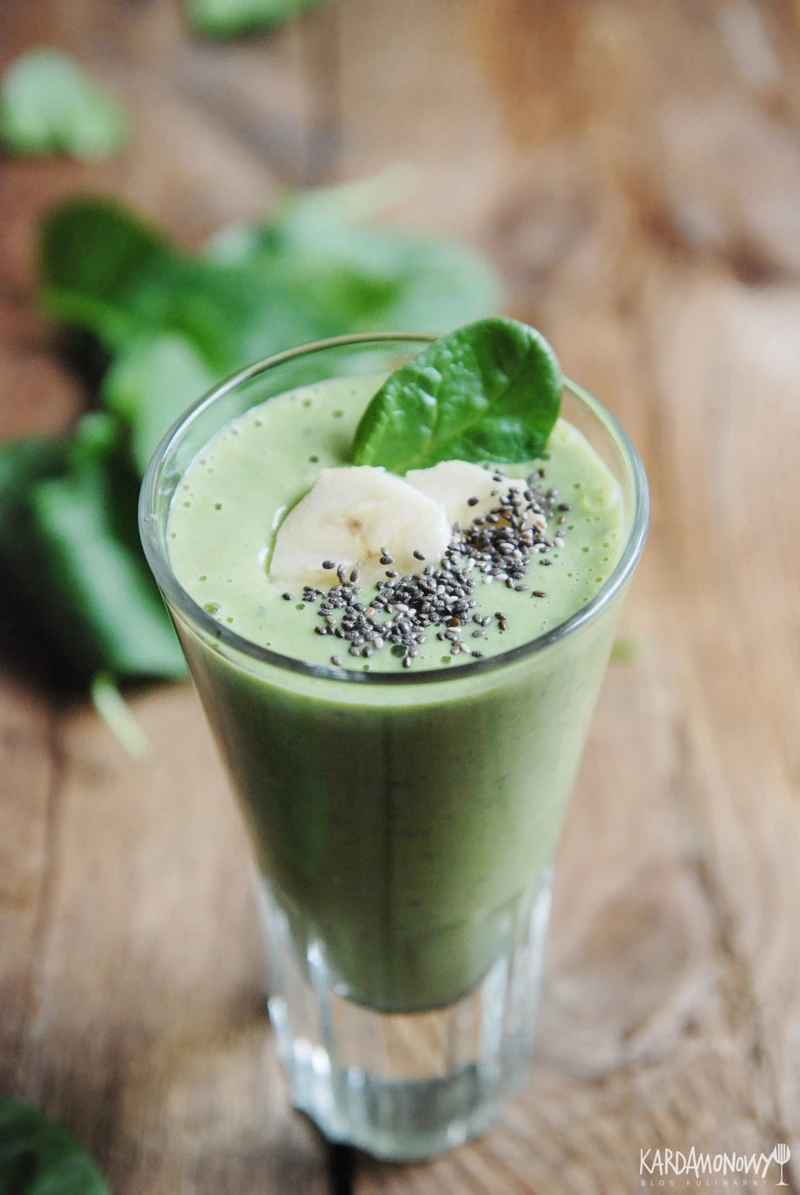 Koktajl z bananami, szpinakiem, masłem orzechowym i nasionami chia