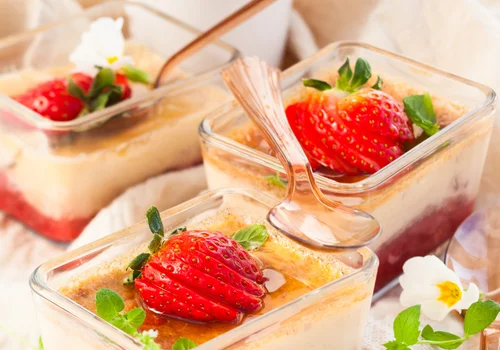 Delikatny krem, karmelowa skorupka i owocowa niespodzianka! Klasyczny creme brulee w nowej odsłonie!