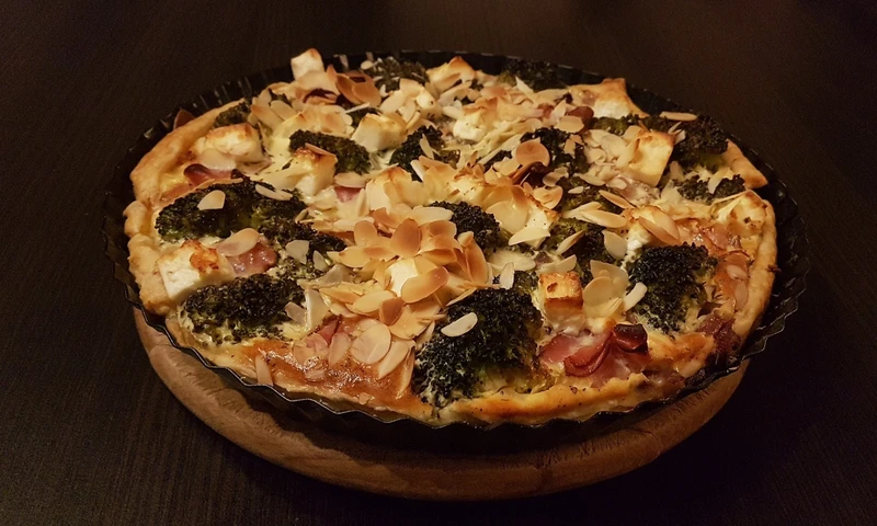 Tarta na francuskim spodzie z brokułem i migdałami