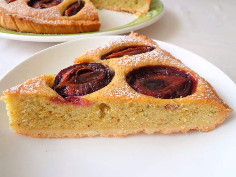 Tarta z kremem pistacjowym ze śliwkami