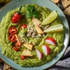 Połącz składniki i gotowe! Pikantne guacamole z chrupiącymi dodatkami – zdrowa i pyszna przekąska!