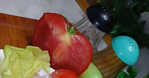Surówka z cebuli i pomidorów w śmietanie