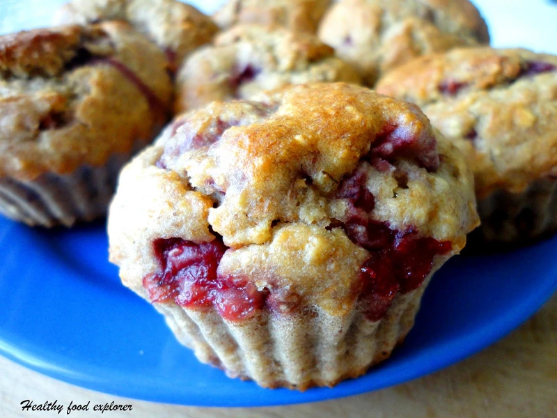 Bananowe muffinki z malinami i masłem orzechowym