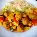 Klopsiki z ciecierzycą, papryką i cukinią w sosie curry