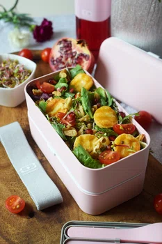 Sałatka z mixem sałat, pomidorkami i serem Halloumi – idealna do lunchboxa