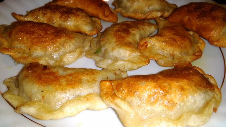 Pierogi z mięsem z rosołu i kiszoną kapustą