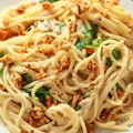 Prażę orzechy i robię białe pesto! Ten przepis na makaron to świetna propozycja na szybki obiad
