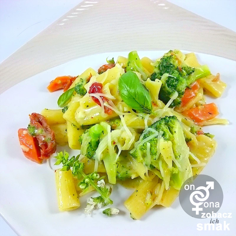 rigatoni z suszonymi pomidorami i brokułem