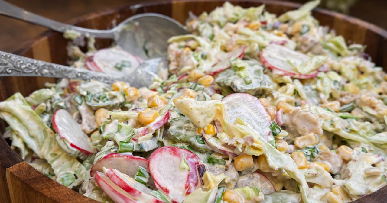 Chrupiąca sałatka z młodą kapustą i kurczakiem