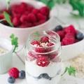 Deser jogurtowy z owocami