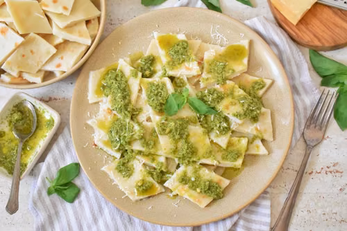 Włoskie kluseczki naleśnikowe z pesto