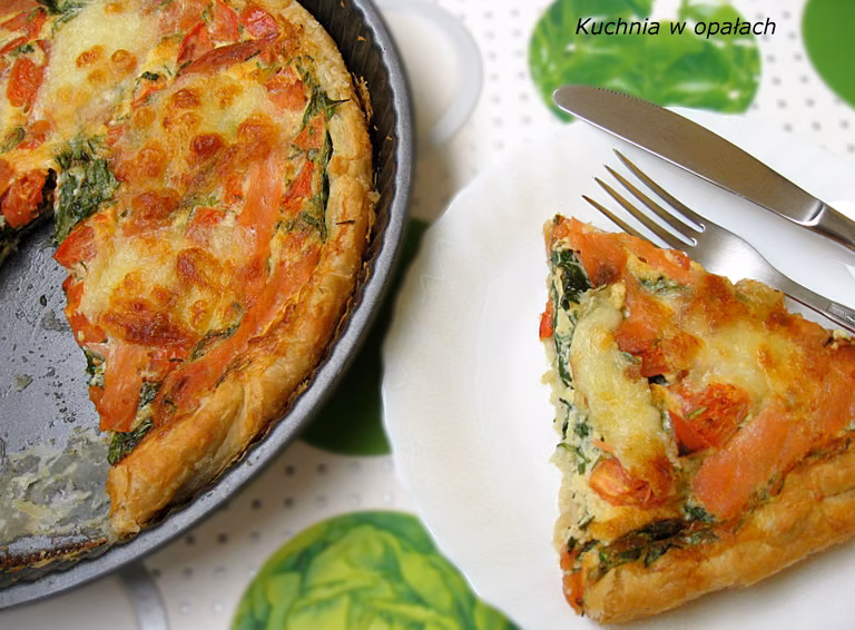 Tarta z wędzonym łososiem, szpinakiem, pomidorami i mozzarellą