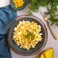 Czosnkowa sałatka z kukurydzą i żółtym serem