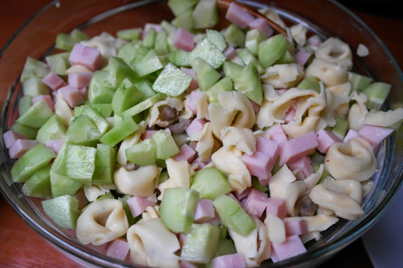 Sałatka z tortellini ogórka i szynki