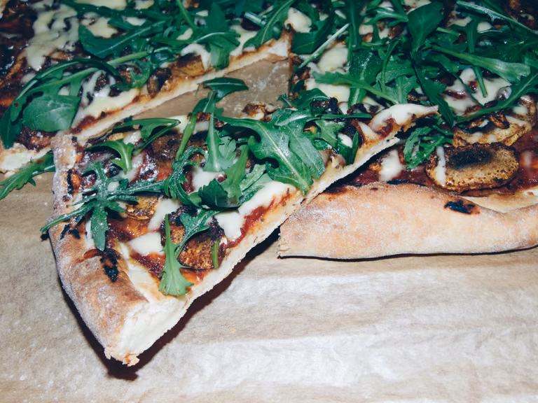 PIZZA NA WŁOSKIM CIEŚCIE Z WĘDZONYMI PIECZARKAMI I RUKOLĄ