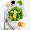 SAŁATKA ZE SZPINAKIEM, JAJKIEM, ZIELONYM GROSZKIEM I FETĄ