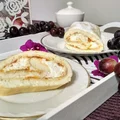 Rolada na białkach z dżemem i bitą śmietaną