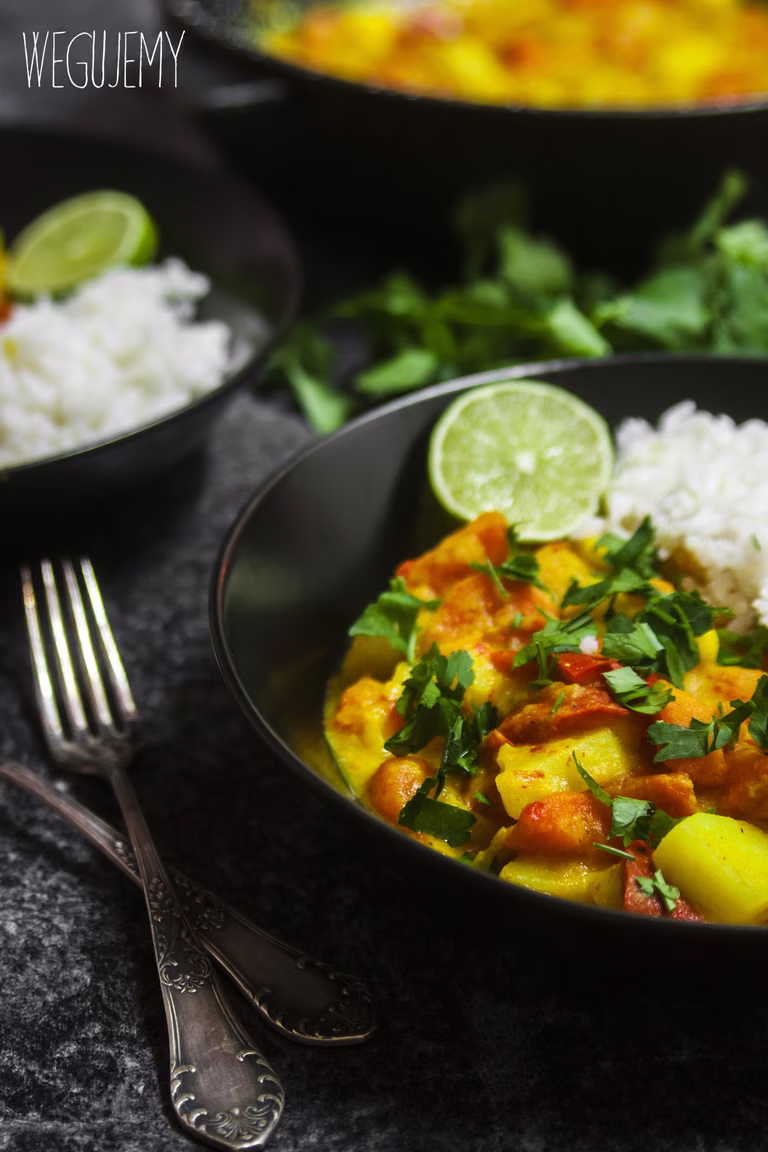 Dietetyczne warzywne curry z ziemniakami, marchewką, cebulą i papryką