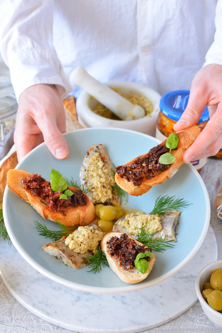 Śledzie z migdałowo- oliwkowym pesto i podpiekaną bagietką z suszonymi pomidorami!