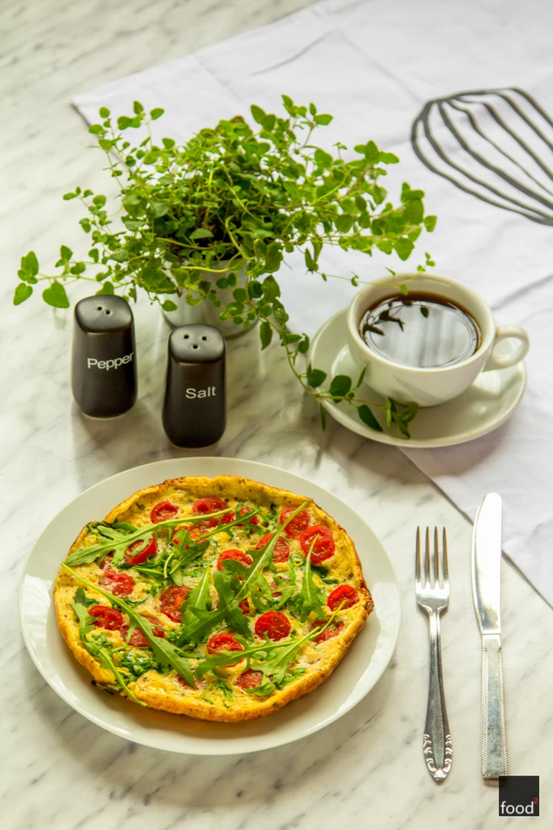 Frittata z pomidorkami koktajlowymi i rukolą